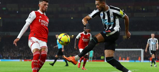 阿森纳继续领跑英格兰足球联赛，实力稳居榜首