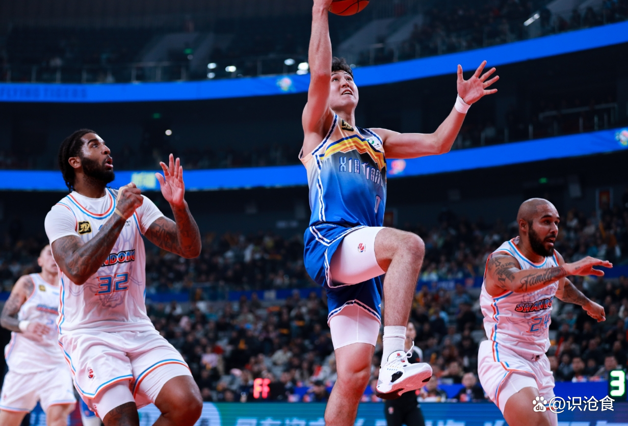 新疆队在场上全面压制对手，取得胜利的简单介绍