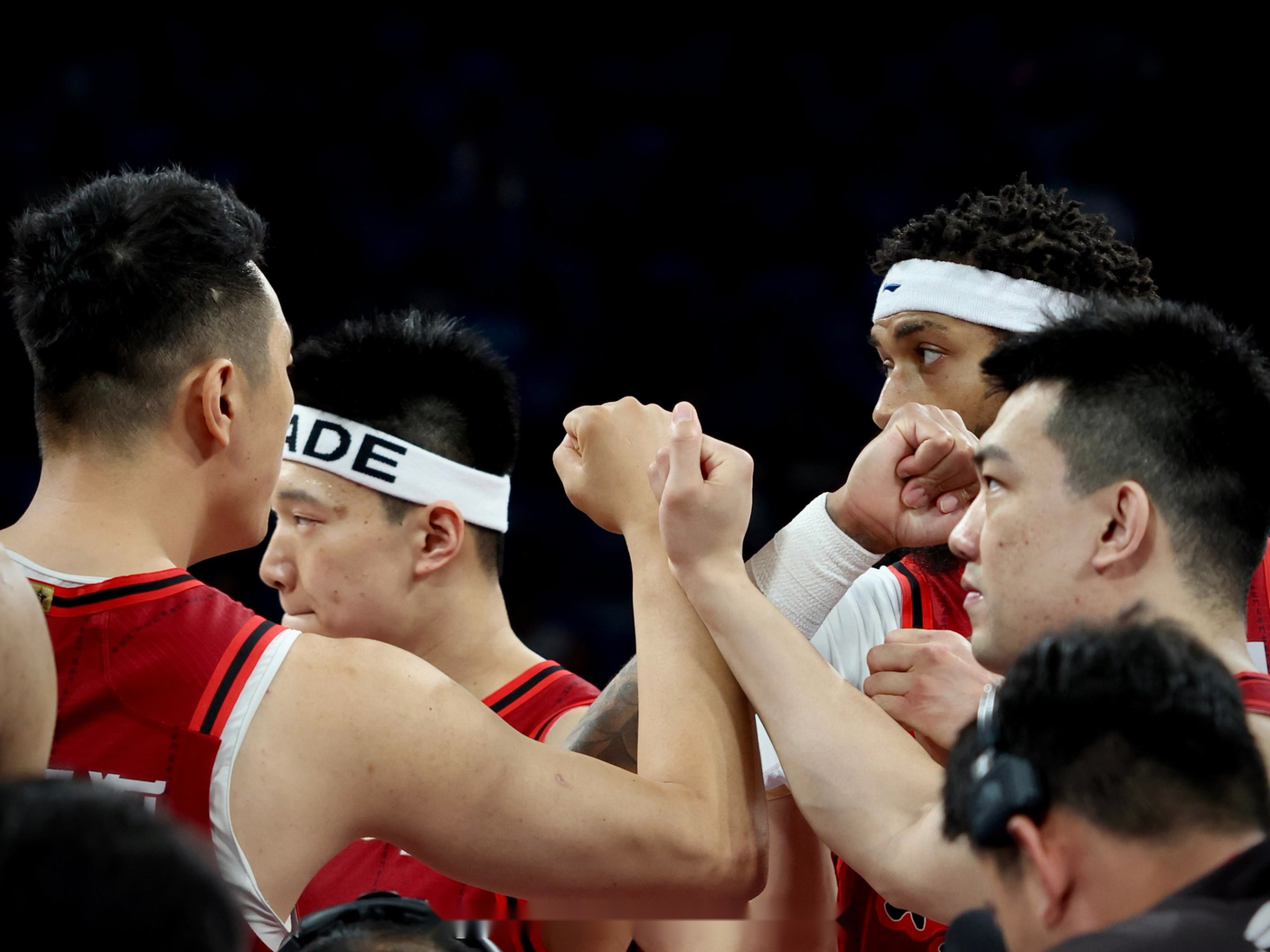 一支实力强劲的球队连续遭遇失利，教练团队遭质疑的简单介绍