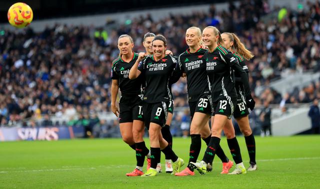 阿森纳继续领跑英格兰足球联赛，实力稳居榜首